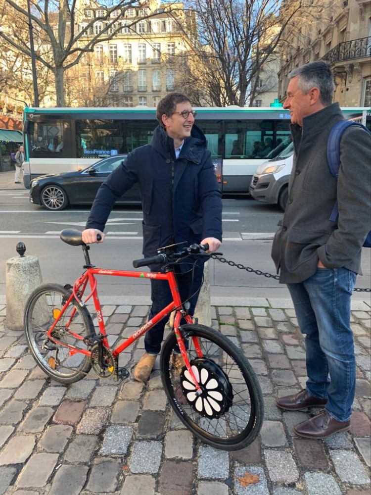 teebike el fundador con el alcalde de paris
