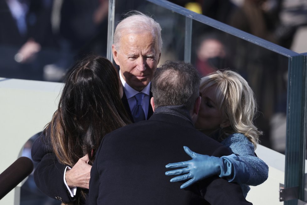 presidente Biden abrazando