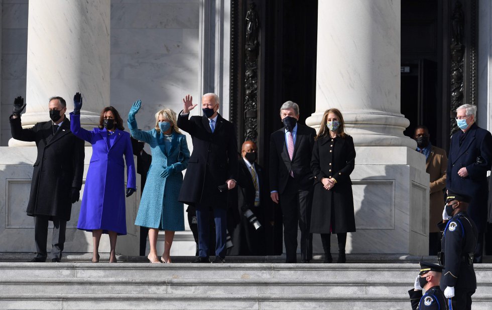 biden y harris saludan desde el capitolio